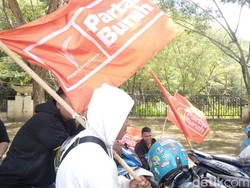 Demo May Day di Depan DPRD Gorontalo, Massa Bawa Bendera Partai Buruh