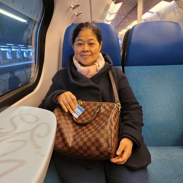 <p>Gracia mengajak sang Bunda keliling Amsterdam dengan kereta nih. Meski baru 2 tahun tinggal di Belanda, wanita 33 tahun ini mengaku sudah percaya diri mengajak ibundanya jalan-jalan di sana. (Foto: Instagram @graciaz14)</p>