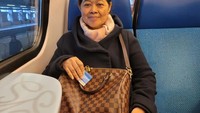 <p>Gracia mengajak sang Bunda keliling Amsterdam dengan kereta nih. Meski baru 2 tahun tinggal di Belanda, wanita 33 tahun ini mengaku sudah percaya diri mengajak ibundanya jalan-jalan di sana. (Foto: Instagram @graciaz14)</p>