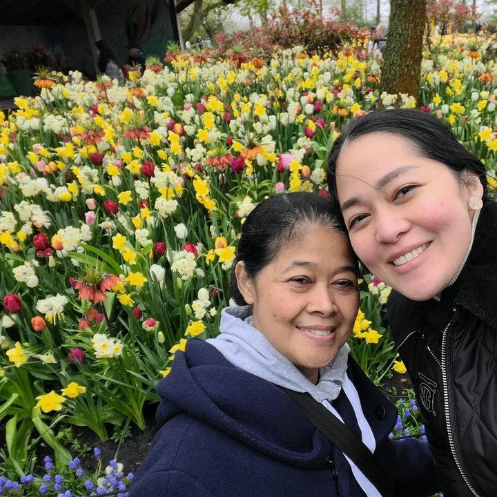 <p>Selama di Belanda, Nevos diajak jalan-jalan oleh sang putri. Gracia sempat memboyong ibunya ke Keukenhof Garden di Belanda. (Foto: Instagram @graciaz14)</p>