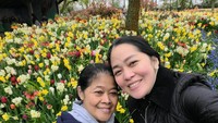 <p>Selama di Belanda, Nevos diajak jalan-jalan oleh sang putri. Gracia sempat memboyong ibunya ke Keukenhof Garden di Belanda. (Foto: Instagram @graciaz14)</p>