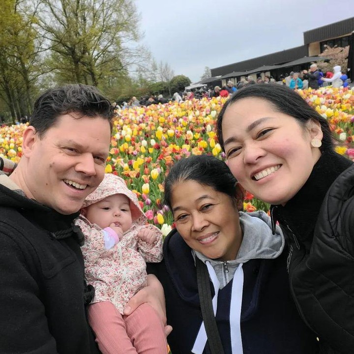 <p>Selain untuk bertemu dengan anak, ibunda Gracia datang untuk menengok cucu perempuannya, Baby Nova. Momen kebersamaan Nevos bersama keluarga anaknya terekam ketika ia mengunjungi kebun bunga tulip di Keukenhof. (Foto: Instagram @graciaz14)</p>