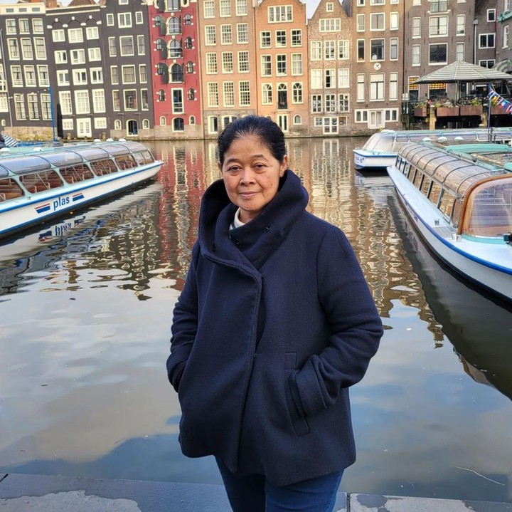 <p>Sang Bunda juga tampak bahagia selama di Amsterdam nih. Gracia membagikan potret ibundanya yang tengah berpose di tempat indah di sana. (Foto: Instagram @graciaz14)</p>
