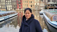<p>Sang Bunda juga tampak bahagia selama di Amsterdam nih. Gracia membagikan potret ibundanya yang tengah berpose di tempat indah di sana. (Foto: Instagram @graciaz14)</p>