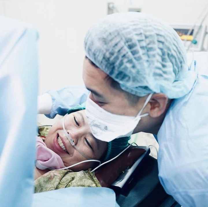 <p>Kabar kelahiran anak pertama ini dibagikan Greysia dan suami di media sosial. Keduanya kompak mengunggah momen persalinan yang penuh haru bahagia. (Foto: Instagram @greyspolii/ @felixdjimin)</p>