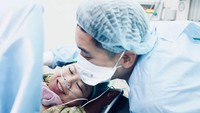 <p>Kabar kelahiran anak pertama ini dibagikan Greysia dan suami di media sosial. Keduanya kompak mengunggah momen persalinan yang penuh haru bahagia. (Foto: Instagram @greyspolii/ @felixdjimin)</p>