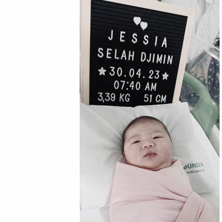 <p>Dalam unggahan di media sosial, Greysia mengungkapkan perasaannya yang akhirnya bisa melahirkan di usia kehamilan 40 minggu. "Terima kasih untuk perjuangan yang luar biasa selama 40 minggu bersama. Kamu adalah juara sejati. Juara kami yang diberikan oleh Tuhan," tulis wanita 35 tahun ini. (Foto: Instagram @greyspolii/ @felixdjimin)</p>