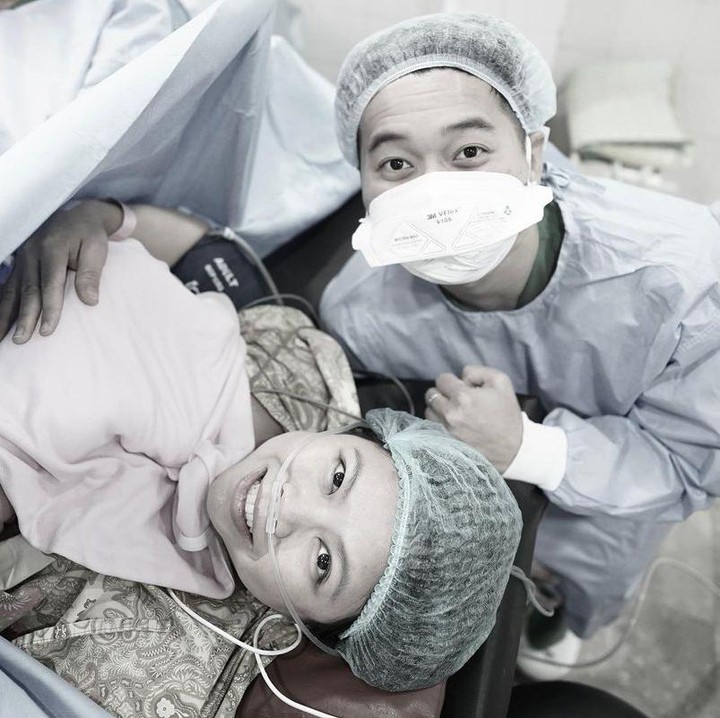 <p>Selama proses persalinan, Greysia didampingi sang suami. Peraih medali emas Olimpiade 2020 Tokyo ini tampak langsung memeluk sang putri yang baru lahir. (Foto: Instagram @greyspolii/ @felixdjimin)</p>