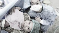 <p>Selama proses persalinan, Greysia didampingi sang suami. Peraih medali emas Olimpiade 2020 Tokyo ini tampak langsung memeluk sang putri yang baru lahir. (Foto: Instagram @greyspolii/ @felixdjimin)</p>