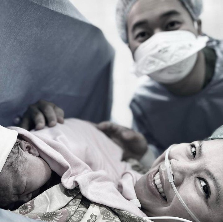 <p>Pemain bukutangkis Greysia Polii melahirkan anak pertamanya pada 30 April 2023, Bunda. Anak pertama Greysia dan suaminya, Felix Djimin, berjenis kelamin perempuan. (Foto: Instagram @greyspolii/ @felixdjimin)</p>