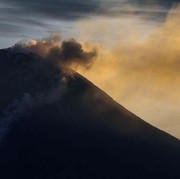 Gunung Merapi Muntahkan Guguran Lava Sejauh 1,8 Km, Warga Setempat Diharapkan Waspada!