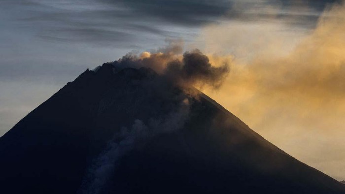 Gunung Merapi Muntahkan Guguran Lava Sejauh 1,8 Km, Warga Setempat Diharapkan Waspada!