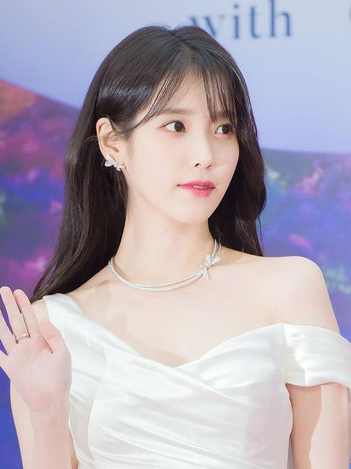 Pancarkan kecantikan natural dan lembut, penyanyi-aktris IU terlihat menawan dalam balutan silk dress berwarna putih./ Foto: instagram.com/dlwlrma