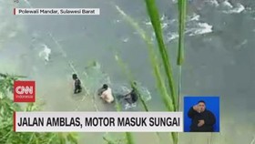 VIDEO: Jalan Amblas, Motor Terjun Sungai