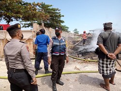 Kayu Bekas Cor-coran Rumah Pribadi Dekat Pantai Padanggalak Terbakar