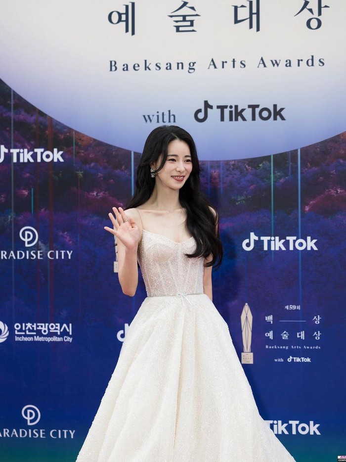 Lim Ji Yeon memamerkan gaya elegan dalam balutan white dress, di mana sang aktris juga sukses membawa pulang trofi 'Best Supporting Actress'./ Foto: instagram.com/limjjy2