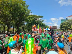 Arus Lalin Sekitar Bundaran Waru Padat Jelang Unjuk Rasa Buruh di Surabaya