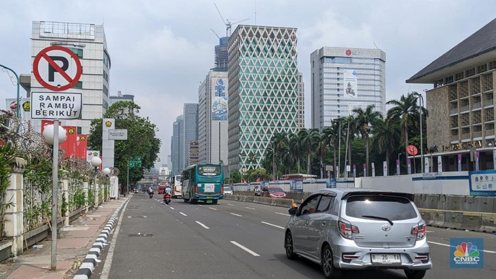 Kawasan jalanan sekitar Patung Kuda-BI lengang, buruh melanjutkan kegiatan May Day 2023 di Istora Senayan, Senin (1/5/2023).