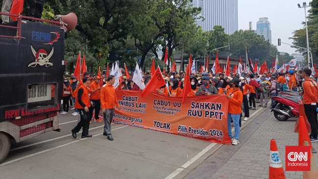 Kapolda Metro Jaya melarang anak buahnya membawa senjata api dalam pengamanan May Day.