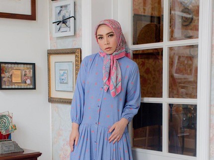 Lika-liku Melly Goeslaw Hijrah dari Penampilan Nyentrik hingga BB Turun Drastis