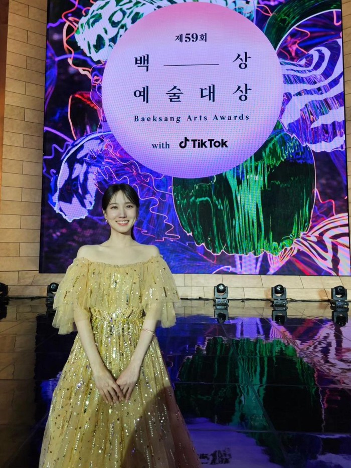Memenangkan penghargaan utama 'Grand Prize' untuk kategori TV, Park Eun Bin tampil cerah dengan off-shoulder dress berwarna emas./ Foto: instagram.com/eunbining0904