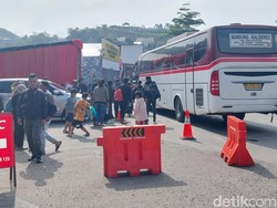 Berebut Bus hingga Dihibur Band di Akhir Libur Panjang