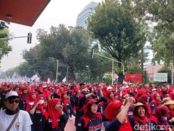 Penampakan Puluhan Ribu Buruh yang Mulai Bergerak ke Istana