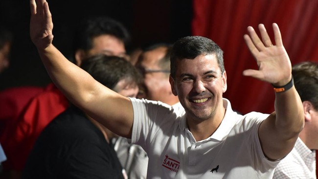 Mantan Menkeu Paraguay, Santiago Pena, berhasil memenangkan pemilihan presiden di negara tersebut pada Minggu (30/4).