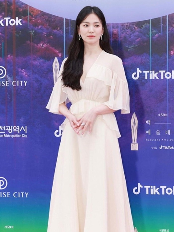Membawa trofi 'Best Actress' kategori TV tahun ini, Song Hye Kyo tampak memikat dengan gaun berwarna putih serta riasan wajah glowing./ Foto: instagram.com/kyo1122