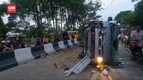 VIDEO: Mini Bus Ugal-ugalan Terguling. Penumpang Luka, Supir Kabur