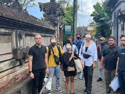 Pakai Baju Tak Pantas di Pura Besakih, 3 Bule Rusia Diciduk Imigrasi