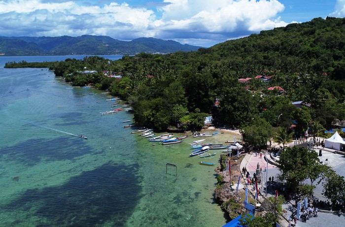 Foto udara wisata pulau karampuang Mamuju, Sulawesi Barat, Senin (1/5/2023). Pemerintah daerah setempat berupaya meningkatkan pemulihan ekonomi, salah satunya dengan cara mengembangkan pulau Karampuang sebagai kawasan pariwisata yang dikenal dengan keindahan bawah lautnya dan terumbu karangnya untuk menarik para wisatawan. ANTARA FOTO/ Akbar Tado/foc.
