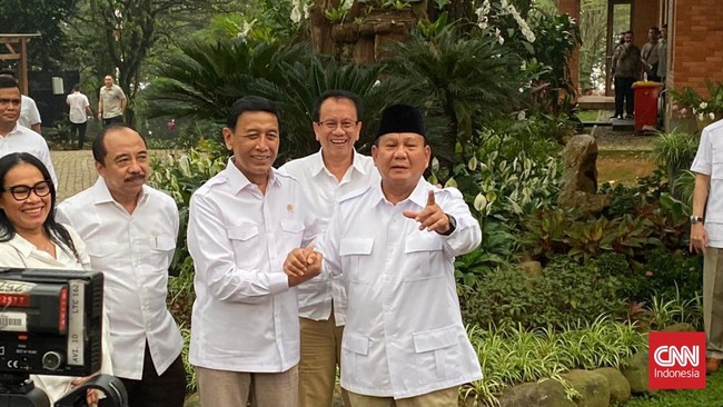 Ketua Umum Partai Gerindra Prabowo Subianto menggoda mantan Ketua Umum Partai Hanura Wiranto untuk mendukungnya menjadi presiden.