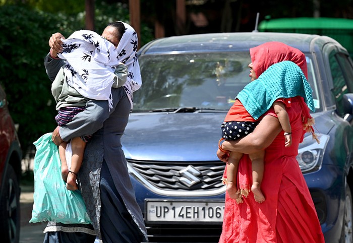 A taxi driver is seen drinking water from a bottle during afternoon heat in Kolkata , India , on 18 April 2023 . Temperature sore well above 40 Celsius as IMD has announces that heat wave will continue till the end of late on the second week of April as India experiences its highest temperature of April in nearly a decade according to report. (Photo by Debarchan Chatterjee/NurPhoto via Getty Images)