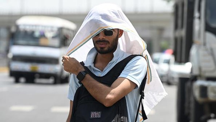 A taxi driver is seen drinking water from a bottle during afternoon heat in Kolkata , India , on 18 April 2023 . Temperature sore well above 40 Celsius as IMD has announces that heat wave will continue till the end of late on the second week of April as India experiences its highest temperature of April in nearly a decade according to report. (Photo by Debarchan Chatterjee/NurPhoto via Getty Images)