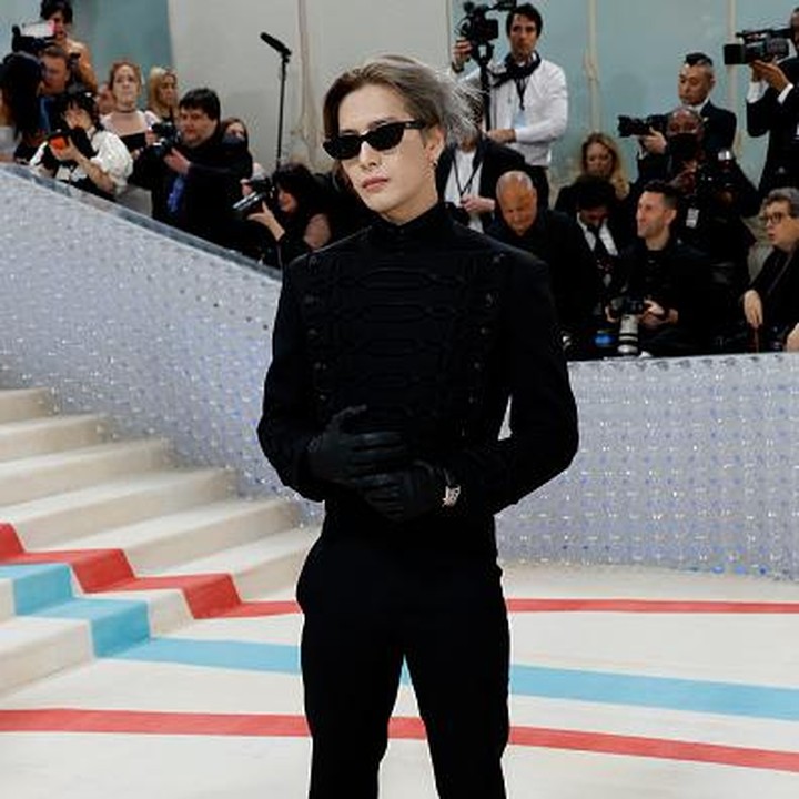 <p>Terakhir ada Jackson Wang, Bunda. Tak kalah seperti Song Hye Kyo dan Jennie Kim, penyanyi kelahiran Hong Kong ini turut tampil keren dan menuai decak kagum, Bunda. (Foto: Getty Images)</p>