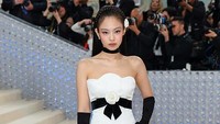 <p>Selanjutnya Jennie Kim nih, Bunda. Wanita kelahiran 16 Januari 1996 tak kalah cantik dengan gaun rancangan Karl Lagerfeld dan menjadi koleksi musim gugur/dingin tahun 1990 dari Chanel. (Foto: Getty Images)</p>