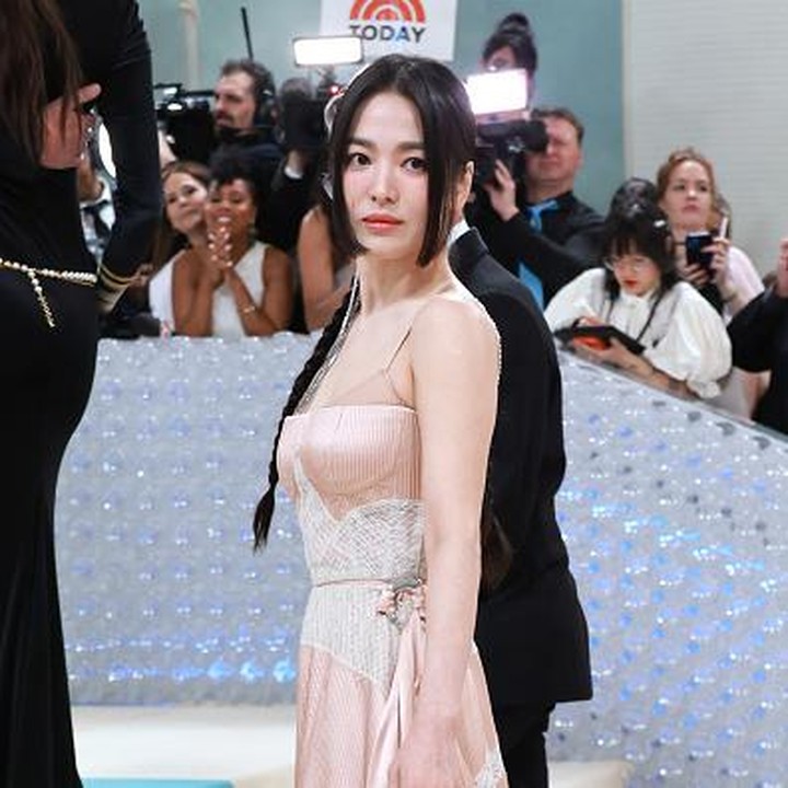 <p>Met Gala kembali digelar pada Senin (1/5/2023) di Metropolitan Museum of Art, New York, Amerika Serikat, waktu setempat. Dalam ajang bergengsi tersebut, beberapa artis Korea hadir di sana, lho. (Foto: Getty Images)</p>