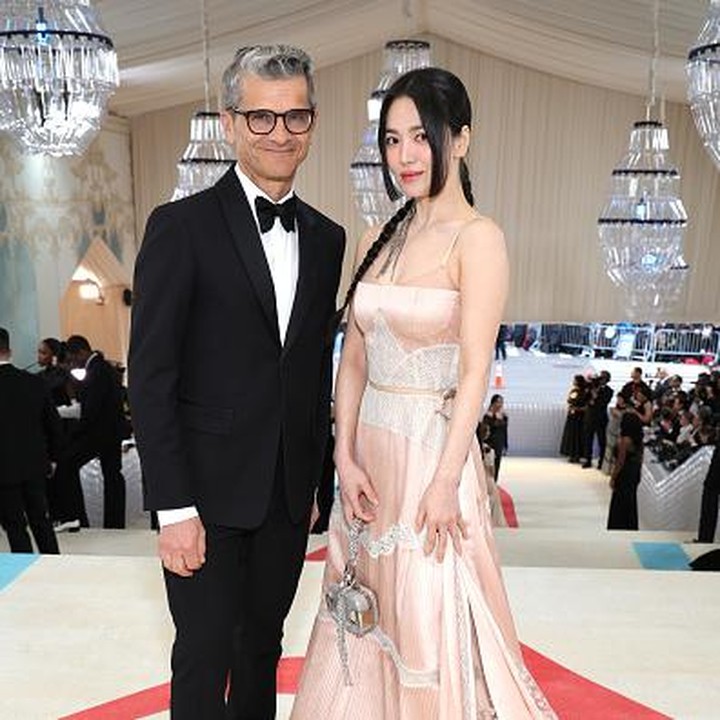 <p>Song Hye Kyo tampil memukau dengan gaun Fendi yang membalut tubuhnya. Penampilannya semakin menawan dengan gaya potongan rambut Hime Cut yang sedang trending.(Foto: Getty Images)</p>