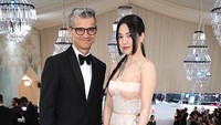 <p>Song Hye Kyo tampil memukau dengan gaun Fendi yang membalut tubuhnya. Penampilannya semakin menawan dengan gaya potongan rambut Hime Cut yang sedang trending.(Foto: Getty Images)</p>