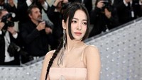 <p>Met Gala 2023 mengusung tema <em>Karl Lagerfeld: A Line of Beauty</em>. Selain Song Hye Kyo, ada Jennie BLACKPINK dan Jackson Wang sebagai artis Korea yang hadir di ajang bergengsi tersebut. (Foto: Getty Images)</p>