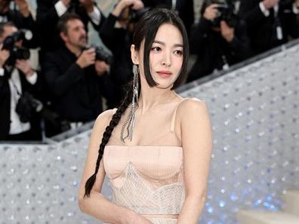 7 Potret Artis Korea di Met Gala 2023, Song Hye Kyo hingga Jennie BLACKPINK