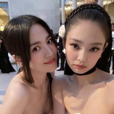 Fans Heboh Lihat Jennie BLACKPINK dan Song Hye Kyo Selca di Met Gala 2023