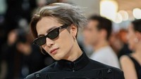 <p>Di malam spesial terebut, pelantun <em>Blow</em> ini mengenakan ansambel serba hitam. Penampilannya juga dilengkapi dengan aksesori kacamata hitam dan sarung tangan berbahan kulit.&nbsp; (Foto: Getty Images)</p>