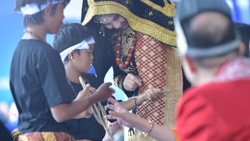 Untuk pertama kalinya, anak-anak yang bersekolah di sekolah adat ikut hadir di upacara peringatan Hari Pendidikan Nasional