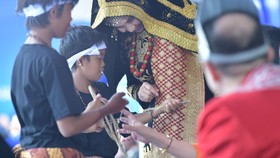 Perdana, Sekolah Adat Hadiri Upacara Hardiknas di Kemendikbduristek