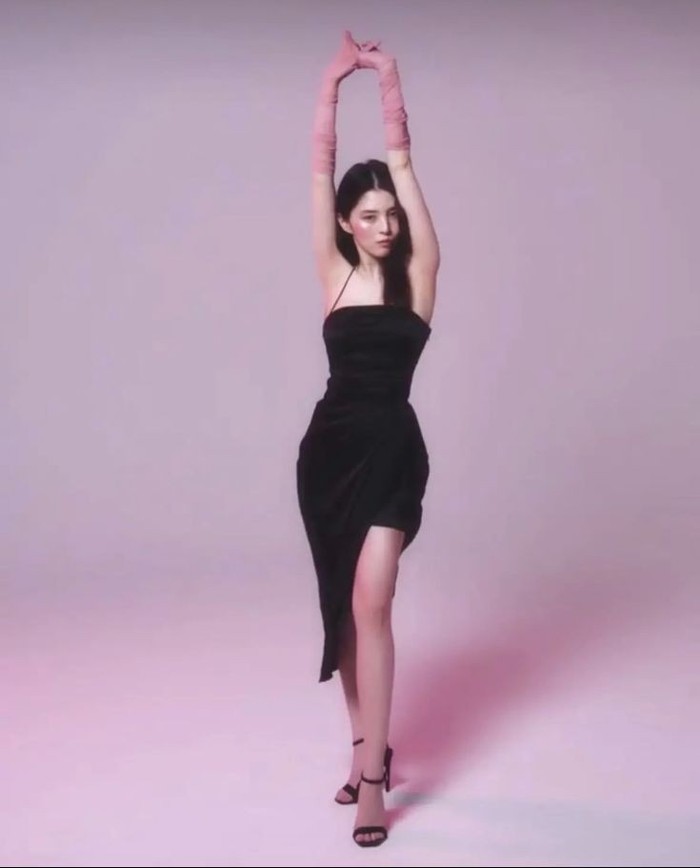 Asymmetric dress cocok untuk acara pesta di malam hari. Seperti gaya Han So Hee di atas, so classy!/Foto: Instagram.com/Xeesoxee