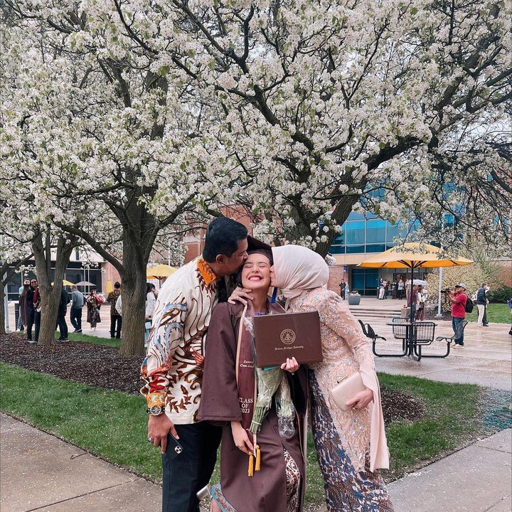 <p>Enggak hanya pengalaman yang berharga, ia juga mengucapkan puji syukur karena berhasil meraih predikat tertinggi. "Ditambah bisa lulus dengan summa cum laude," tuturnya. Foto: Instagram @bebytsabina)</p>