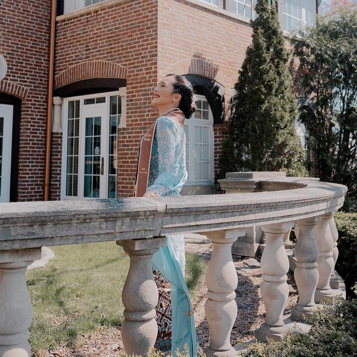 <p>Cut Beby Tsabina membagikan kabar bahagia nih, Bunda. Belum lama ini, ia wisuda S1 di Western Michigan University, Amerika Serikat. (Foto: Instagram @bebytsabina)<br /><br /><br /><br /></p>