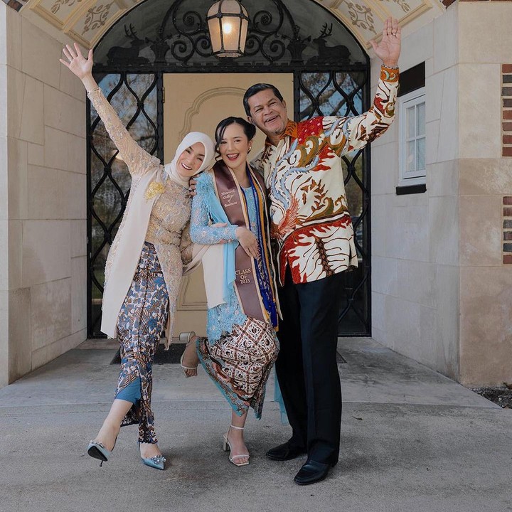 <p>Beby mengawali kuliah tersebut selama 3 tahun pertama di Jakarta dengan sistem online karena pandemi. Kemudian setahun setelahnya ia rampungkan di 'Negeri Paman Sam'. (Foto: Instagram @bebytsabina)<br /><br /><br /><br /></p>